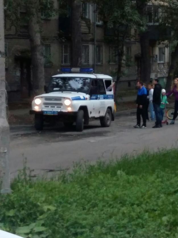 Фото Челябинка вышибла ногами стекло полицейской машины