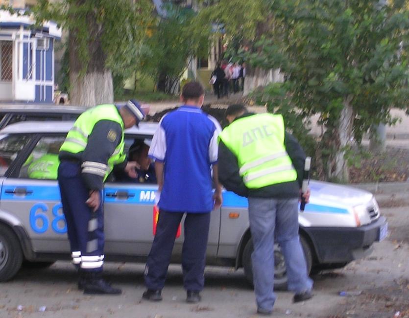 Фото В Челябинске задержали легковушку с пистолетом под сиденьем