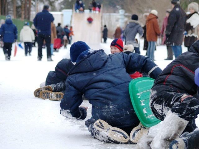 Фото В Озерске школьники не поделили горку: после удара ледышкой девочку пришлось оперировать