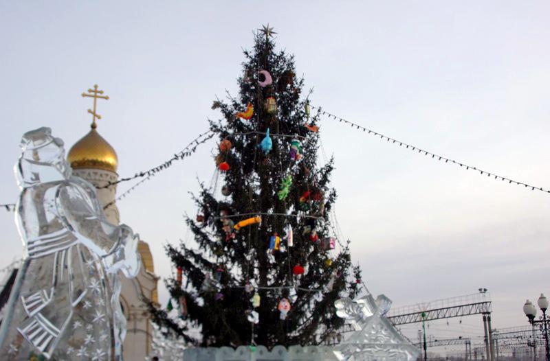 Фото У вокзала станции Челябинск открылся новогодний ледовый городок