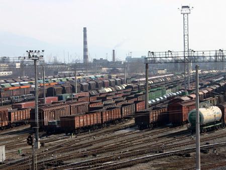 Фото На ЮУЖД продолжается монтаж высокомачтовых осветительных установок