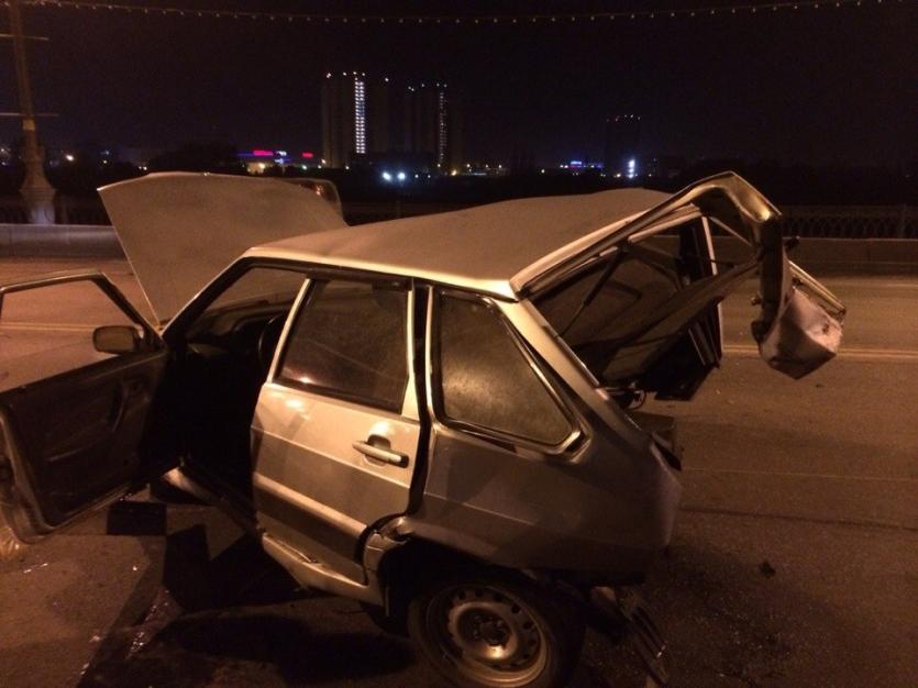 Фото Ночью в центре Челябинска столкнулись две легковушки, двигавшиеся в попутном направлении ФОТО