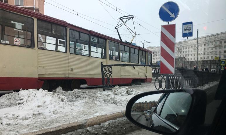 Фото В Челябинске на площади Революции появился дырявый забор. Кто виноват?