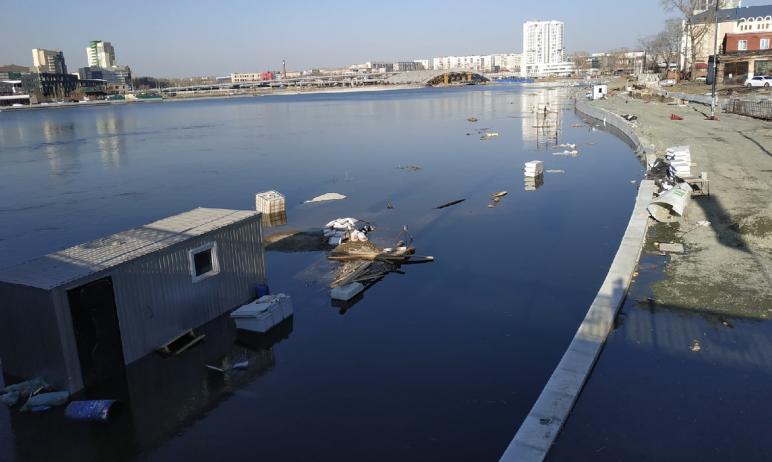 Фото В мэрии Челябинска заявили, что затопленная набережная Миасса скоро высохнет