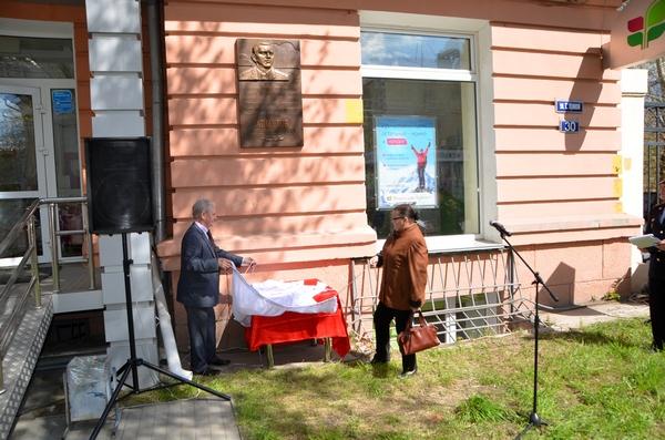 Фото В Челябинске увековечили память легендарного подводника и ветерана УИС Николая Хомутова