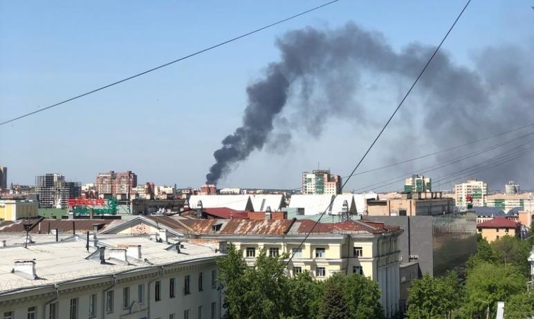 Фото Жители Челябинска заметили огромный черный столб дыма