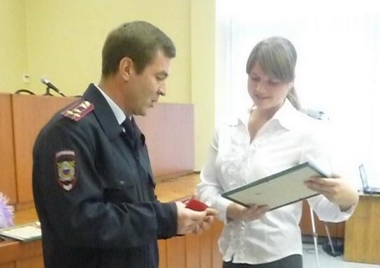 Фото Челябинские школьницы, задержавшие грабителя, получили награды от начальника полиции