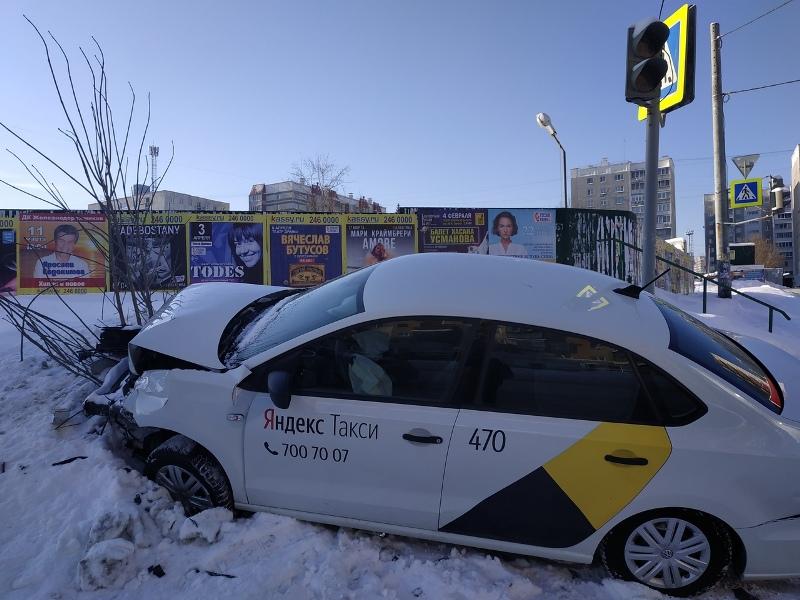 Фото В Челябинске на Цвиллинга водитель «Яндекс.Такси» улетел с проезжей части в сугробы
