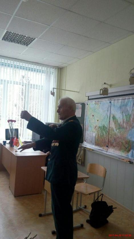 Фото Челябинские школьники послушали истории ветерана о войне