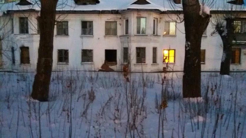 Фото В Челябинске жильцы полурасселенного аварийного дома страдают от пожаров и бомжей