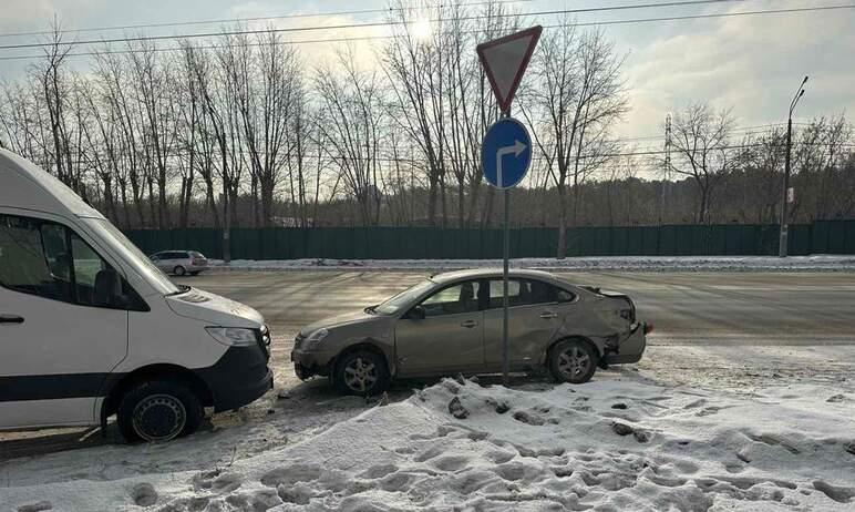 Фото В Челябинске маршрутка попала в аварию