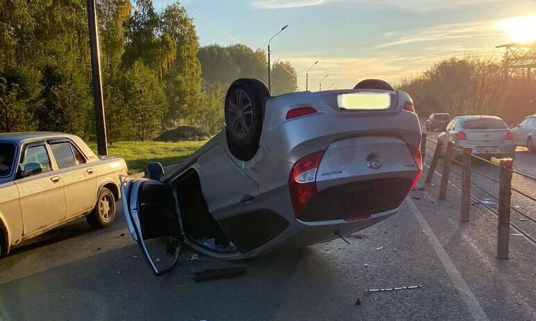 Фото В Челябинске после наезда на ограждение перевернулась иномарка