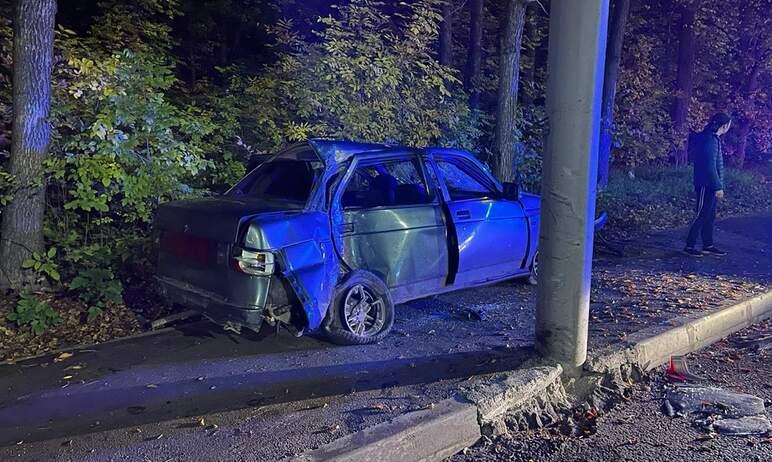 Фото В Челябинске ВАЗ врезался в дерево
