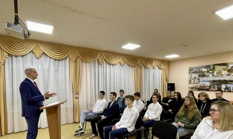 Фото Справедливоросс Василий Швецов провел «Разговор о важном» в школе Кыштыма