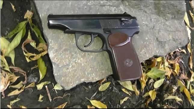 Фото Пьяный пенсионер размахивал пистолетом в челябинском дворе