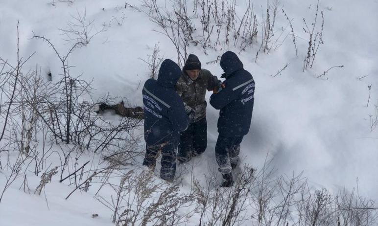 Фото В Усть-Катаве спасли дедушку из 15-метрового оврага