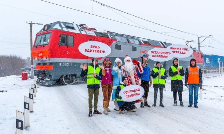 Фото Дед Мороз и Снегурочка напомнили водителям правила пересечения железнодорожных переездов на Южно-Уральской магистрали