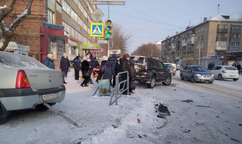 Фото В Челябинске машина после ДТП влетела в людей на тротуаре