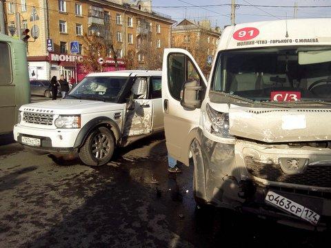 Фото В Челябинске столкнулись маршрутка и внедорожник ФОТО