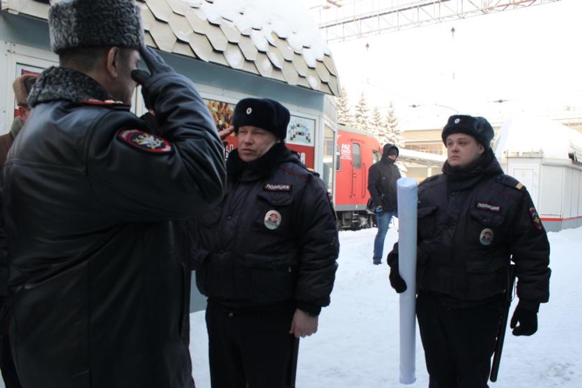 Фото Транспортные полицейские Челябинска встретили вымпел «100 лет на страже магистралей»