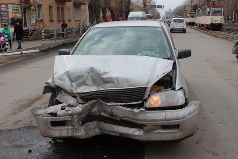 Фото При столкновении двух авто в Челябинске пострадала девочка