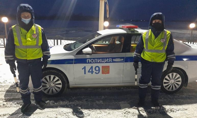 Фото Южноуральские полицейские спасли замерзающую на трассе мужчину и женщину