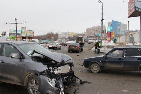 Фото В Челябинске столкнулись две иномарки: пострадала пенсионерка ФОТО