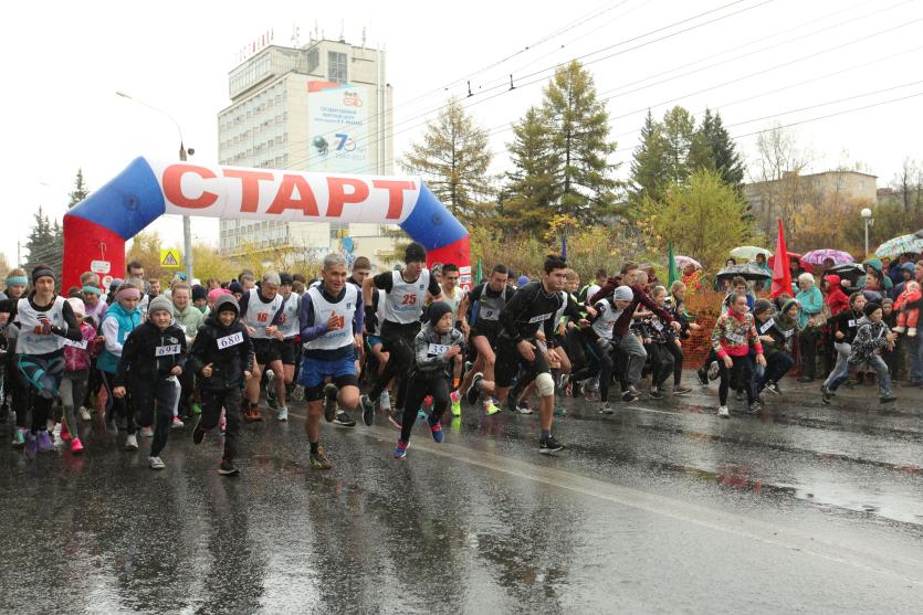 Фото Более 300 спортсменов, несмотря на дождь, приняли участие в пробеге памяти академика В. П. Макеева