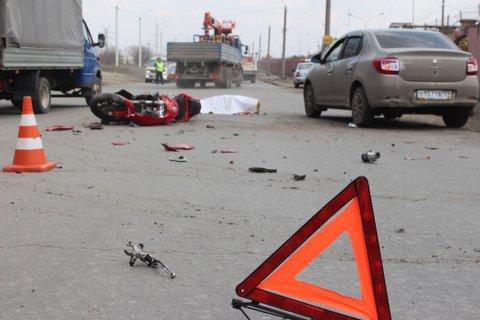 Фото В центре Челябинска разбился мотоциклист, влетев в иномарку