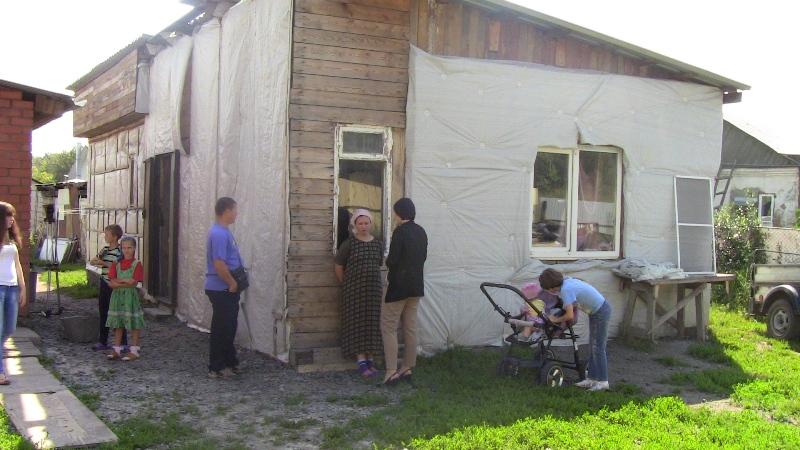 Фото В Челябинске семья с пятью детьми три года ютится в гараже