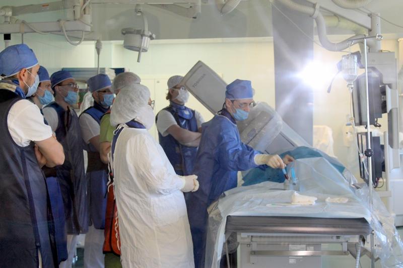 Фото Хирурги челябинской областной больницы успешно освоили новые методики по удалению тромбов