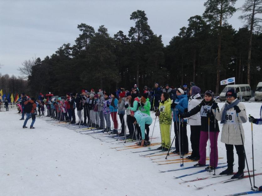 Фото В Челябинске, чтобы поддержать больных детей, встали на лыжи