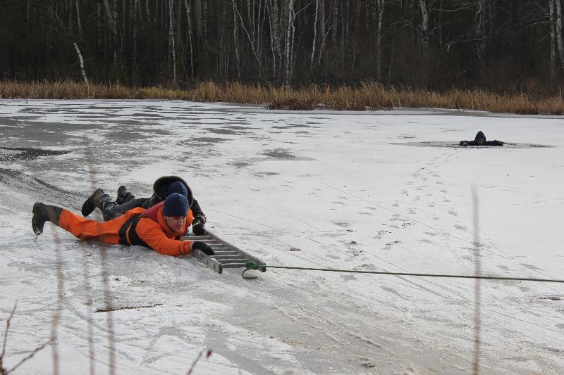 Фото В Челябинске провалившегося под лед Первого озера ребенка удалось спасти до приезда спасателей