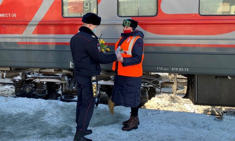 Фото В Челябинске пассажиров провожал в путь полицейский «цветочный» патруль