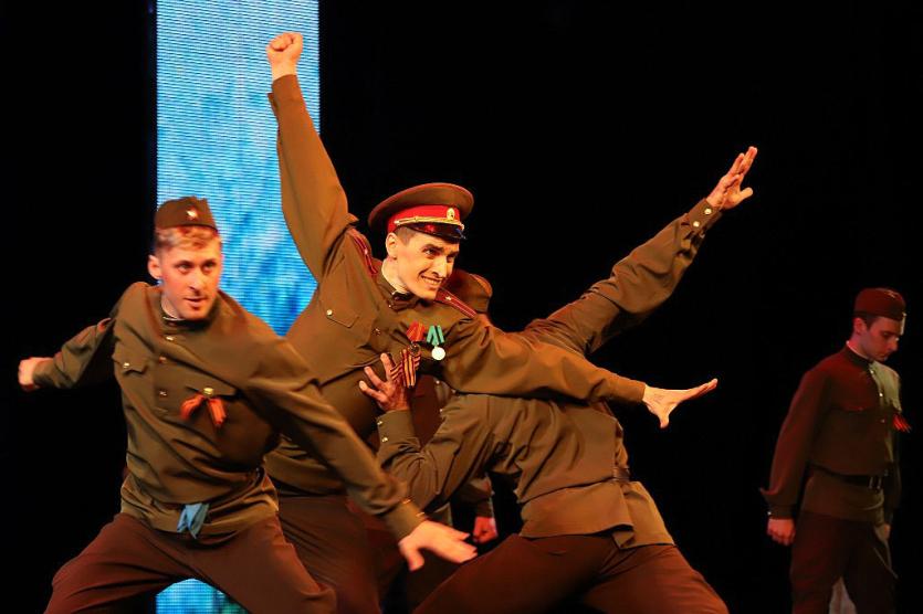 Фото Выставка «Рапорт товарищу Сталину…» на концерте в оперном театре 9 мая