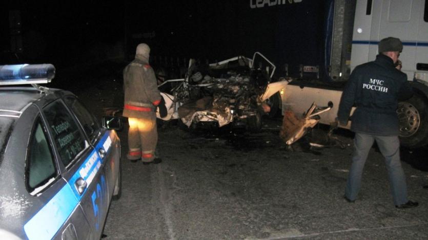 Фото Пять смертей на ледяной трассе под Екатеринбургом: «шестерка» влетела под грузовик