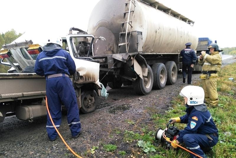 Фото На Свердловском тракте в столкновении грузовиков погиб водитель