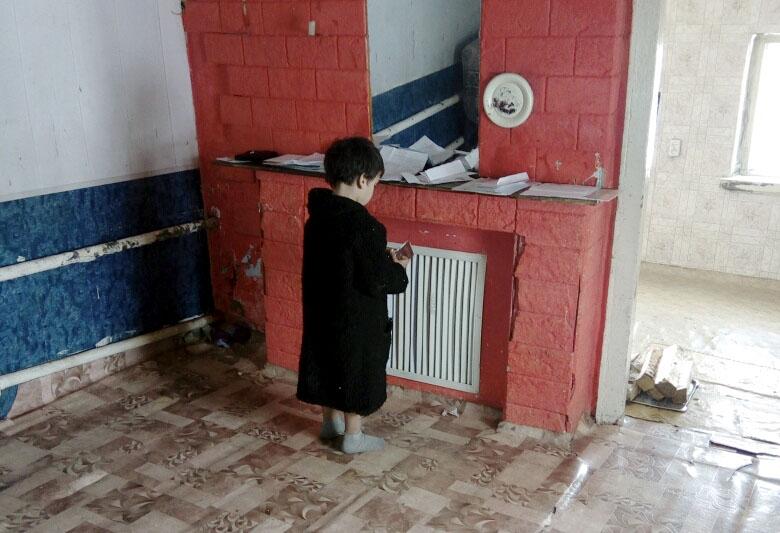 Фото В Троицке одинокая многодетная мать топит печь, разбирая свой сгоревший дом