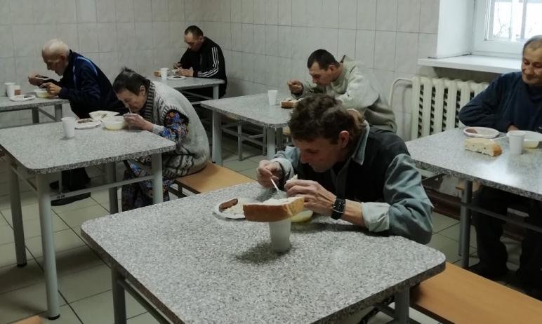 Фото Нуждающихся челябинцев подкармливают обедами
