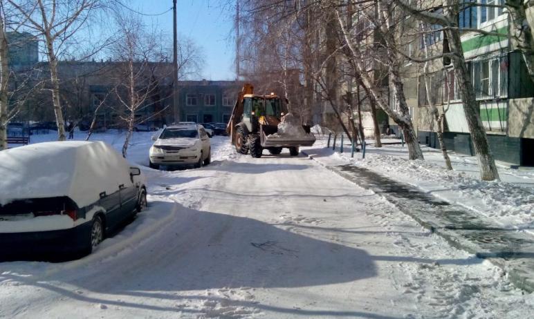 Фото В Челябинске коммунальщики снег отгружают на детские площадки