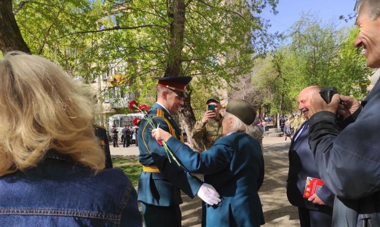 Фото В Челябинске для ветеранов  проводят  «Парад у дома» 