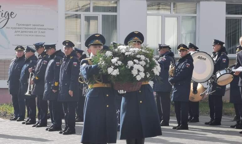 Фото В Челябинске открыли памятник Герою России Сергею Молодову