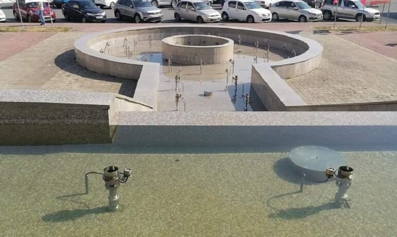 Фото В Снежинске неизвестный залил моющее средство в фонтан