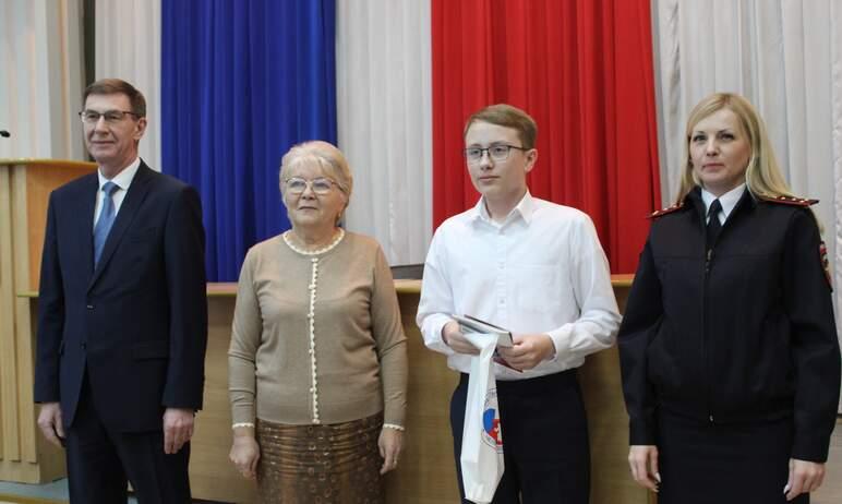 Фото В День Конституции глава Курчатовского района вручил паспорта молодежи 