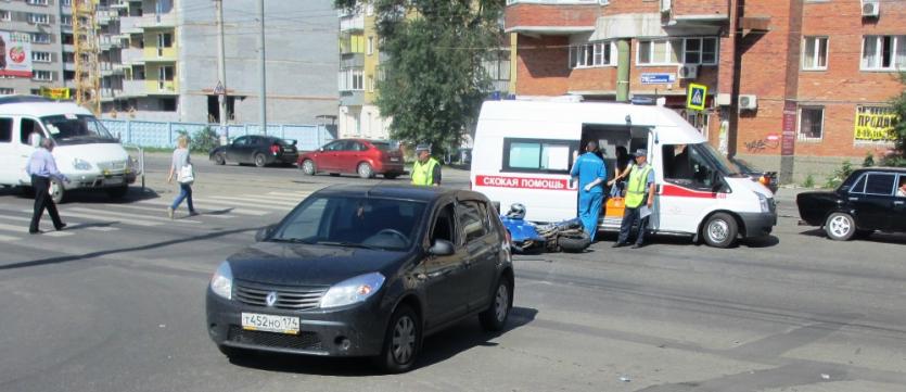 Фото Иномарка сбила мотоцикл в Челябинске, никто серьезно не пострадал ФОТО