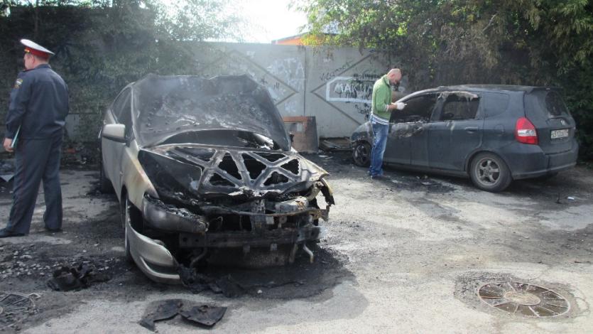 Фото В Челябинске ночью сгорели четыре машины ФОТО