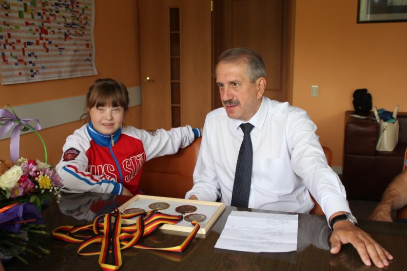 Фото Министр спорта Челябинской области поздравил именитую спортсменку с днем рождения