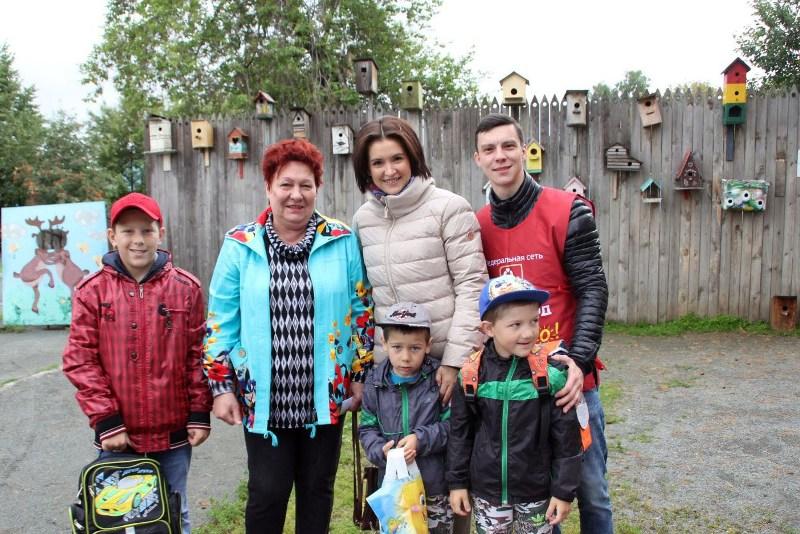 Фото Челябинский омбудсмен вручила многодетным семьям подарки к первому сентября