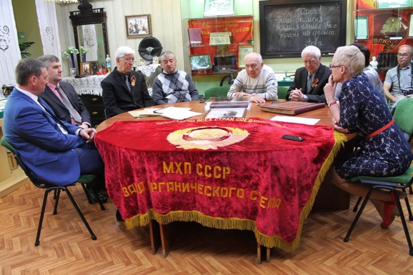 Фото Ветераны секретного военного завода «К-4» подарили челябинскому архиву легендарную «сталинскую» папку