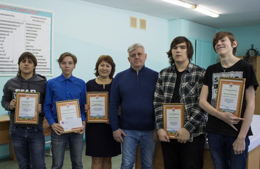 Фото Андрей Косилов наградил учеников подшефной Рощинской средней школы за успех на «Робофесте-2019»